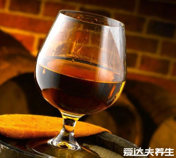 白蘭地是什么酒怎么喝，是水果發(fā)酵的高酒精度蒸餾酒容易入口