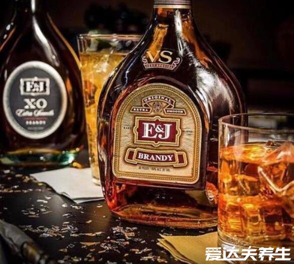 白蘭地是什么酒怎么喝，是水果發(fā)酵的高酒精度蒸餾酒容易入口