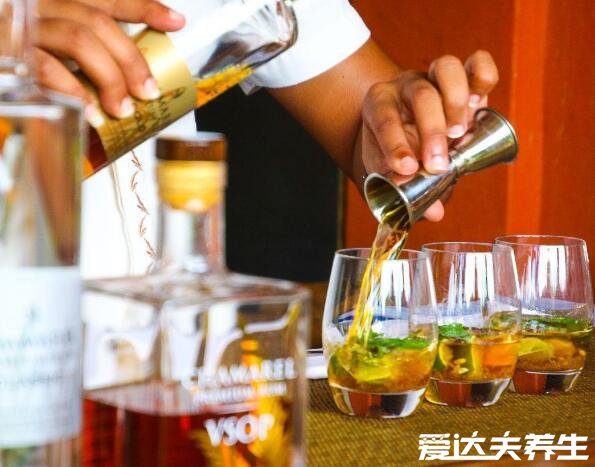 白蘭地是什么酒怎么喝，是水果發(fā)酵的高酒精度蒸餾酒容易入口