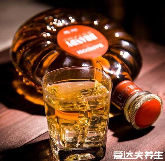 白蘭地是什么酒怎么喝，是水果發(fā)酵的高酒精度蒸餾酒容易入口