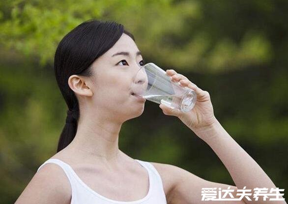 8杯水正確喝水時間表，合理安排喝水時間提神又減肥