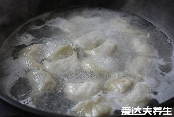 煮餃子用冷水還是熱水，新鮮餃子熱水煮/速凍餃子冷水煮