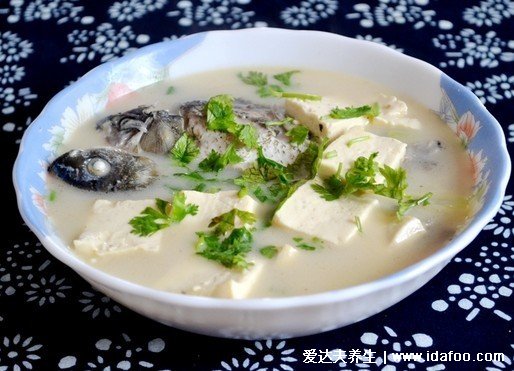 夏天煲什么養(yǎng)生湯最適合，鯽魚豆腐湯（美容養(yǎng)顏有視頻做法）