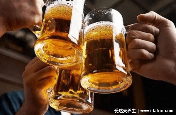 過(guò)期啤酒能喝嗎，喝過(guò)期一個(gè)月啤酒會(huì)怎么樣(過(guò)期啤酒的用途妙用)