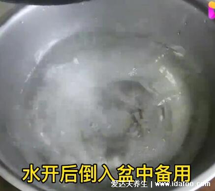 鯽魚湯怎么燉好喝又營養(yǎng)，超詳細(xì)鯽魚豆腐湯視頻做法(水要一次加夠)