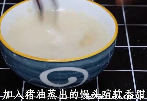 發(fā)面饅頭怎么做又軟又香，加了豬油和白糖(用溫水化酵母粉)