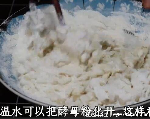 發(fā)面饅頭怎么做又軟又香，加了豬油和白糖(用溫水化酵母粉)