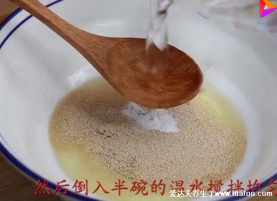 酵母發(fā)面蒸饅頭技巧，注意用不超過30度的溫水(含香甜饅頭具體步驟)