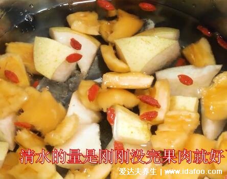 枇杷怎么吃，除了直接吃也可以做枇杷雪梨湯(枇杷雪梨都潤(rùn)肺)