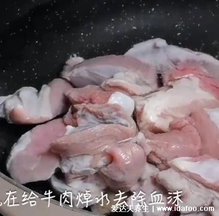 煮牛肉放什么調(diào)料，煮牛肉的正確做法(土豆燉牛肉視頻做法)