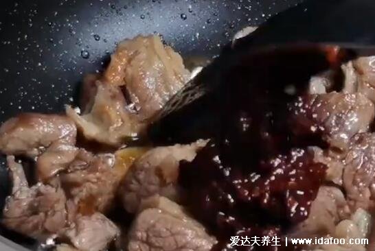 煮牛肉放什么調(diào)料，煮牛肉的正確做法(土豆燉牛肉視頻做法)