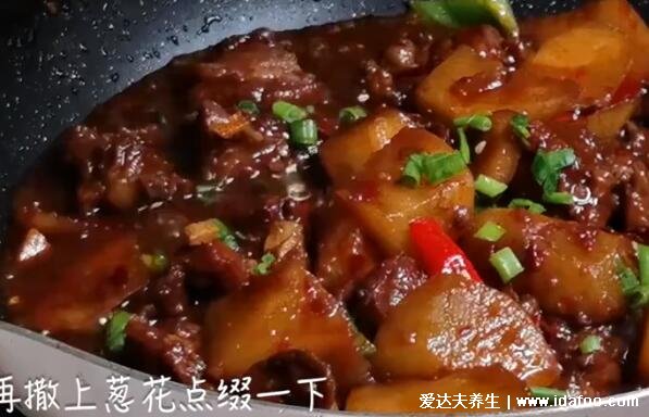 煮牛肉放什么調(diào)料，煮牛肉的正確做法(土豆燉牛肉視頻做法)