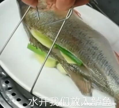 清蒸鱸魚蒸魚要多久，水開后可蒸12分鐘(附做法視頻)