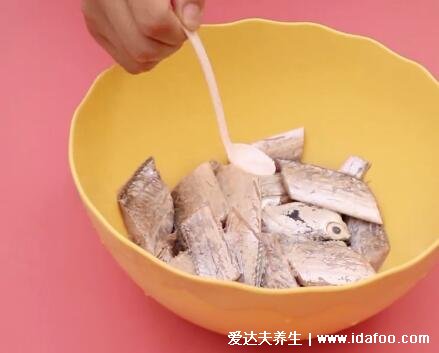 帶魚怎么炸酥脆好吃，帶魚怎么做好吃小竅門(用帶魚蘸淀粉)