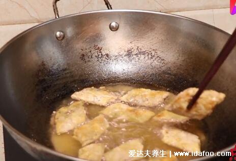 帶魚怎么炸酥脆好吃，帶魚怎么做好吃小竅門(用帶魚蘸淀粉)