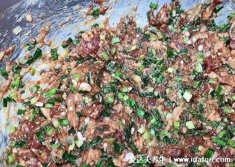 羊肉餡餃子配什么菜好，年夜飯?jiān)囋嚲虏损W附視頻(韭菜補(bǔ)腎溫陽)