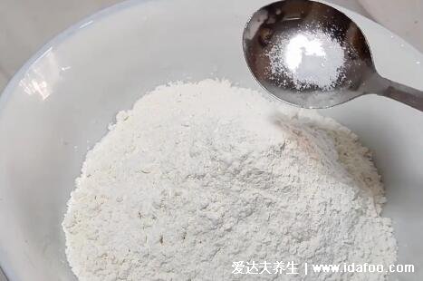 餃子皮怎么做才能又軟又筋道，面粉加鹽6個(gè)小技巧(新手也可以)  