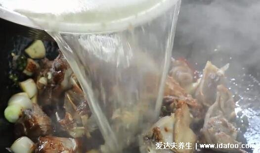 鵝肉怎么樣做比較好吃，全程小火煮紅燒鵝肉(6個步驟附視頻)