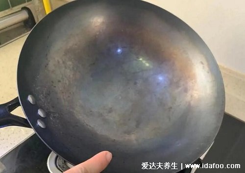 鐵鍋怎么開鍋不生銹不粘鍋，用五花肉只6個(gè)簡單步驟(也要涂油)