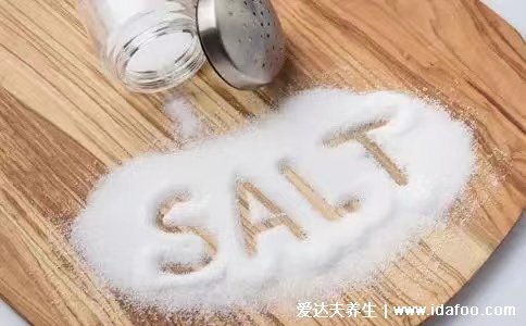 秋冬季節(jié)把食鹽放在鍋里炒一炒活血化瘀祛病痛